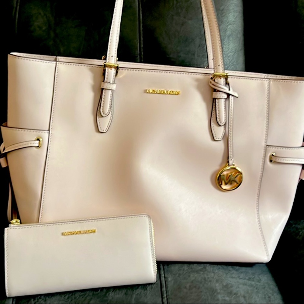New without tags Michael Kors tote with wallet